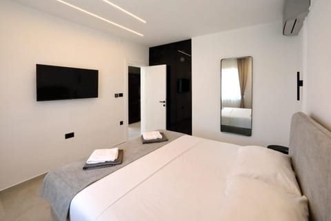 Bed, TV and multimedia, Bedroom, air conditioner