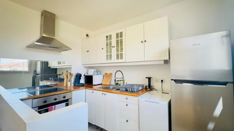 Coffee/tea facilities, Kitchen or kitchenette, oven, stove, washing machine