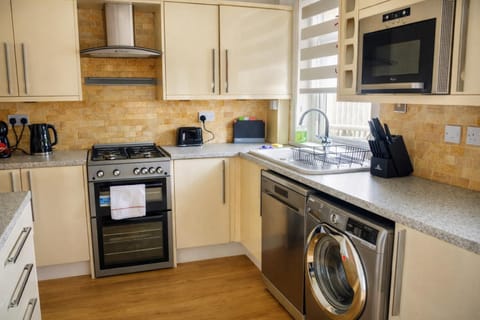 Register House Family or Contractor 4bed with Garden Driveway House in Bellshill