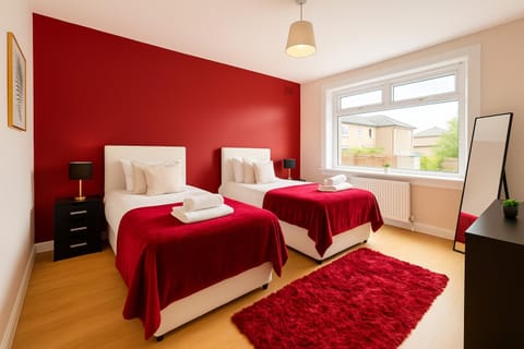 Register House Family or Contractor 4bed with Garden Driveway House in Bellshill