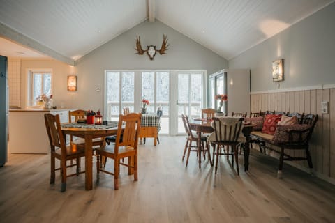 Restaurant/places to eat, Living room, Dining area