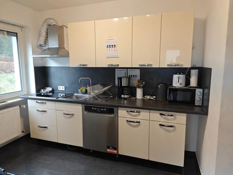 Coffee/tea facilities, Kitchen or kitchenette, dishwasher, oven, stove, toaster
