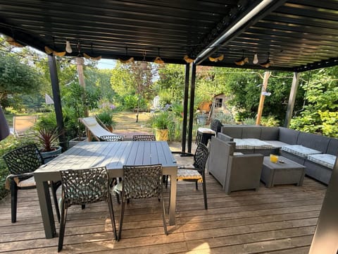 Patio, Day, Garden, Dining area, Garden view