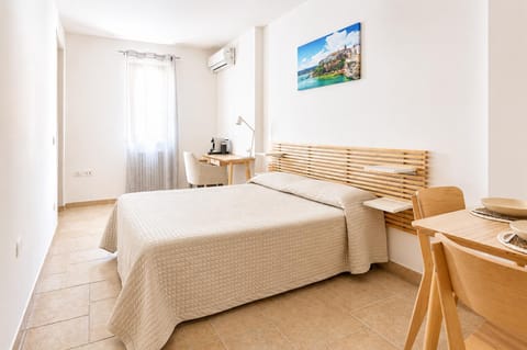 Photo of the whole room, Seating area, Dining area, Bedroom, air conditioner