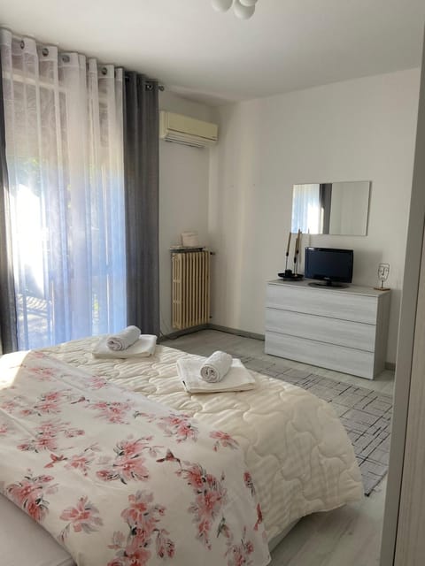 Bed, Photo of the whole room, Bedroom, towels, air conditioner