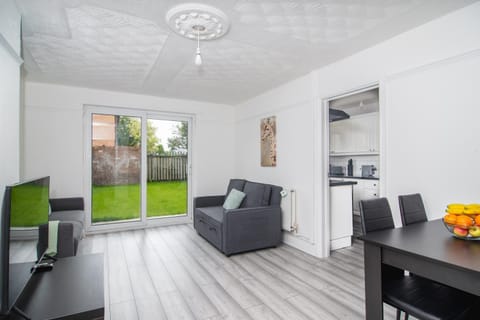 TV and multimedia, Living room, Seating area, Dining area