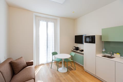 TV and multimedia, Coffee/tea facilities, Kitchen or kitchenette, Living room, Seating area, Dining area, oven