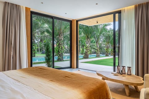 Bed, Natural landscape, Garden, Photo of the whole room, Bedroom, Garden view, Pool view, Swimming pool