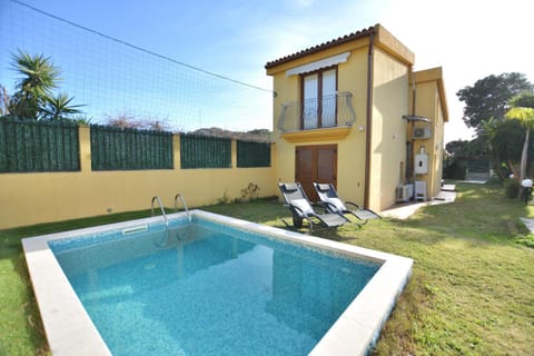 Property building, Patio, Garden, Garden view, Pool view, Swimming pool, sunbed