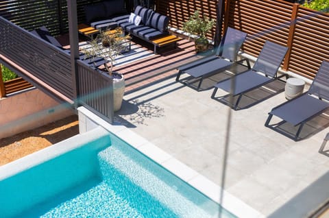 Swimming pool, sunbed