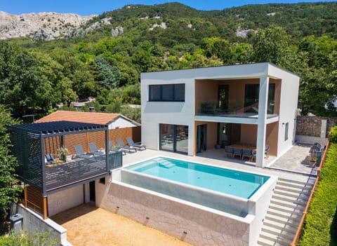 Patio, Mountain view, Swimming pool