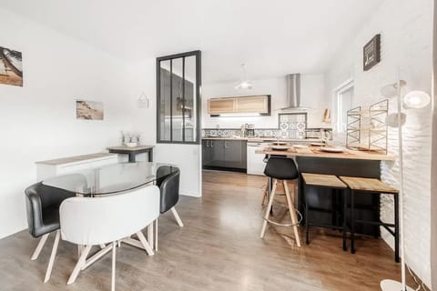 Kitchen or kitchenette, Dining area, stove