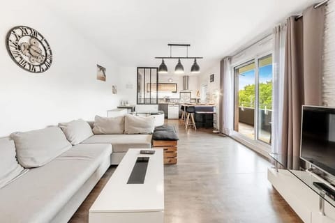 Communal lounge/ TV room, TV and multimedia, Living room, Seating area