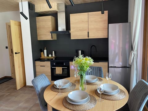 View (from property/room), Kitchen or kitchenette, Dining area, oven, stove