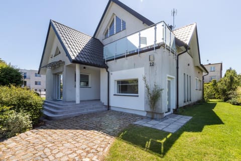 Property building, Facade/entrance, Off site, Day, Garden