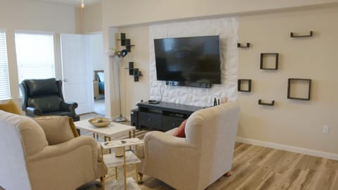 Communal lounge/ TV room, TV and multimedia, Living room, Seating area, Evening entertainment