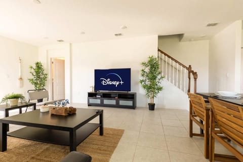 Bright Davenport Family Townhome near Disney House in Loughman