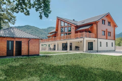 Property building, Natural landscape, Garden, Mountain view, Parking