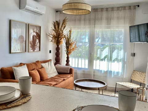 TV and multimedia, Living room, Seating area, air conditioner