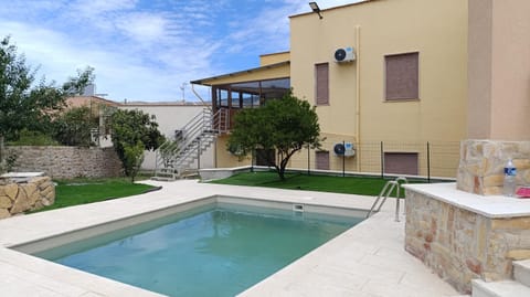 Property building, Day, Garden, Garden view, Swimming pool, sunbed