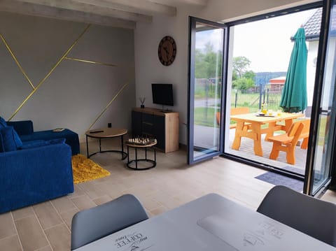 Communal lounge/ TV room, Balcony/Terrace