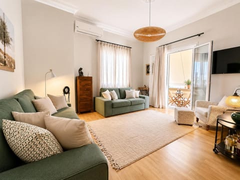 TV and multimedia, Balcony/Terrace, Living room, Seating area, Drinks, Inner courtyard view