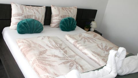 Bedroom, towels
