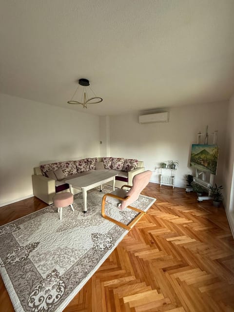 Living room, Seating area, air conditioner