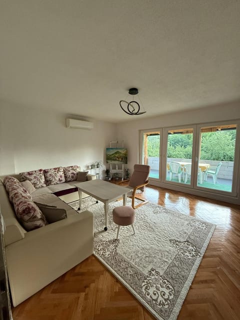 Living room, Seating area, air conditioner