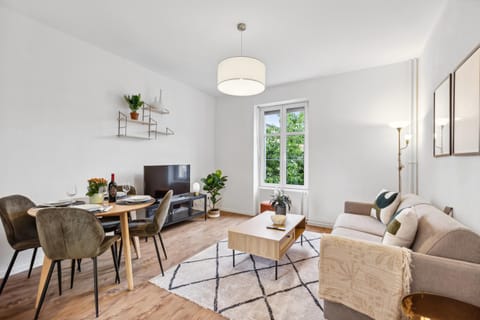 TV and multimedia, View (from property/room), Living room, Decorative detail, Seating area, Dining area