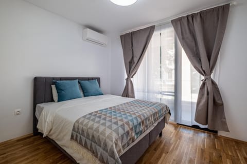 Bed, Photo of the whole room, Bedroom, air conditioner