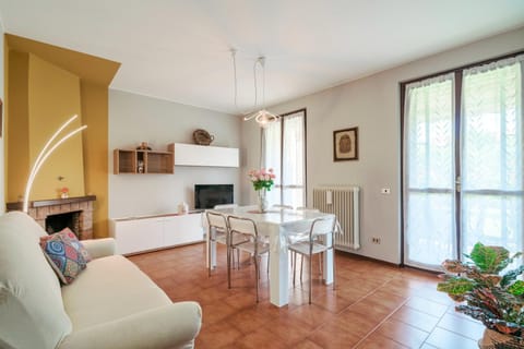 TV and multimedia, Living room, Seating area, Dining area