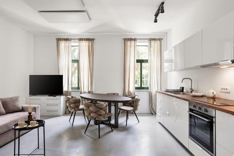 TV and multimedia, Kitchen or kitchenette, Living room, Seating area, Dining area, dishwasher, oven, stove