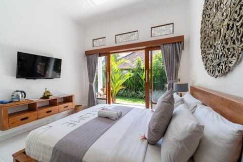 Photo of the whole room, Bedroom