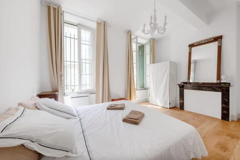 Bedroom, towels