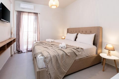 Bed, TV and multimedia, Photo of the whole room, Evening entertainment, Bedroom, towels, air conditioner