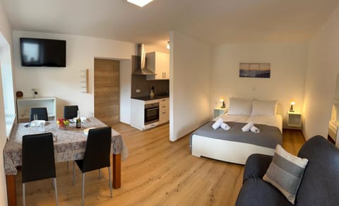 Bed, TV and multimedia, Kitchen or kitchenette, Living room, Seating area, Dining area