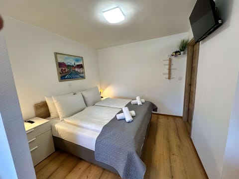 Bed, TV and multimedia, Bedroom, towels