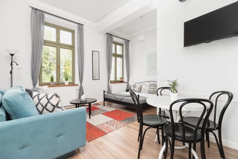 Communal lounge/ TV room, Bed, TV and multimedia, Living room, Seating area, Dining area, Evening entertainment, Bedroom