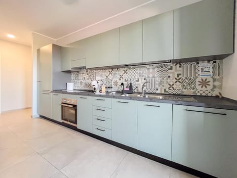 Kitchen or kitchenette, dishwasher, stove