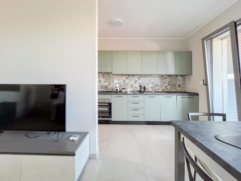 TV and multimedia, Kitchen or kitchenette, dishwasher, oven, stove