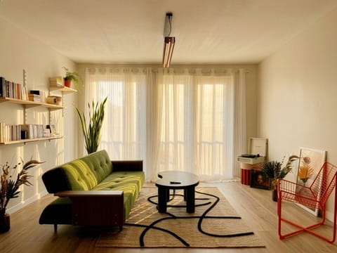 Communal lounge/ TV room, Living room, Seating area, Pets, Sunrise