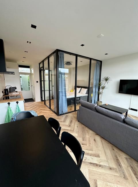 Communal lounge/ TV room, TV and multimedia, Kitchen or kitchenette, Seating area, Dining area