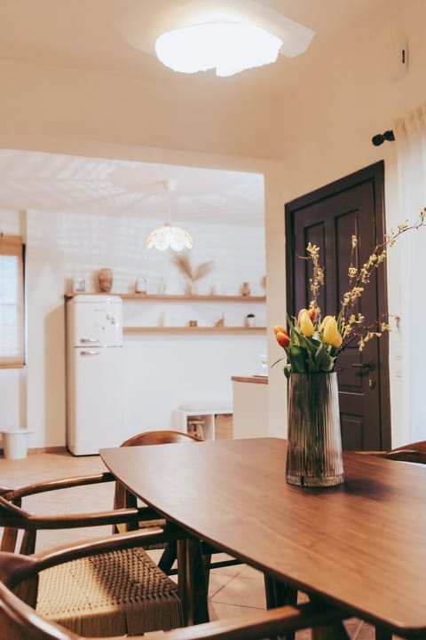 Kitchen or kitchenette, Living room, Seating area, Dining area, kitchen