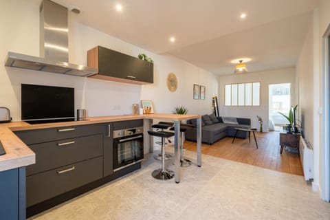 Communal lounge/ TV room, TV and multimedia, Kitchen or kitchenette, Living room, Seating area, Dining area, stove