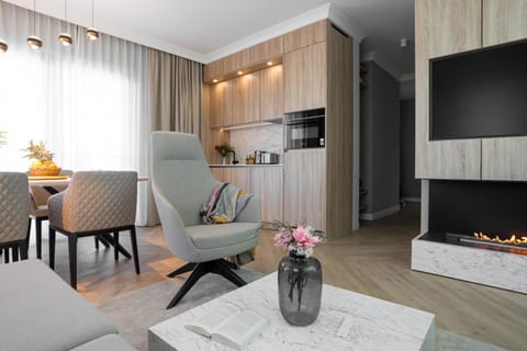 Kitchen or kitchenette, Living room, Seating area, Dining area