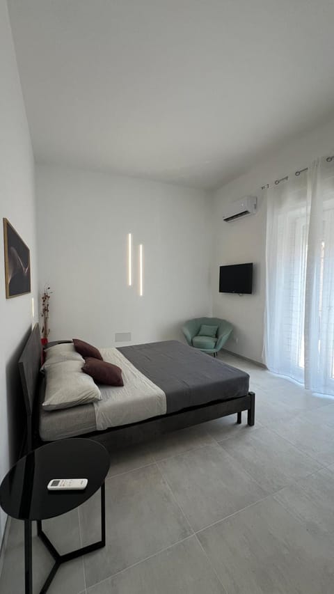 Bed, TV and multimedia, Photo of the whole room, Bedroom