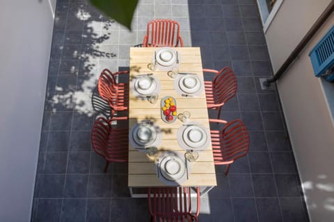 Patio, Day, Dining area