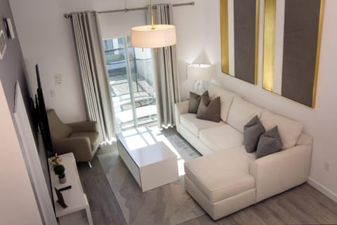 Serenity Townhouse Private Pool and Pet-Friendly House in Loughman