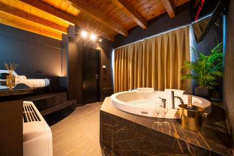 Hot Tub, Hot Tub, Bedroom, Swimming pool, Bath